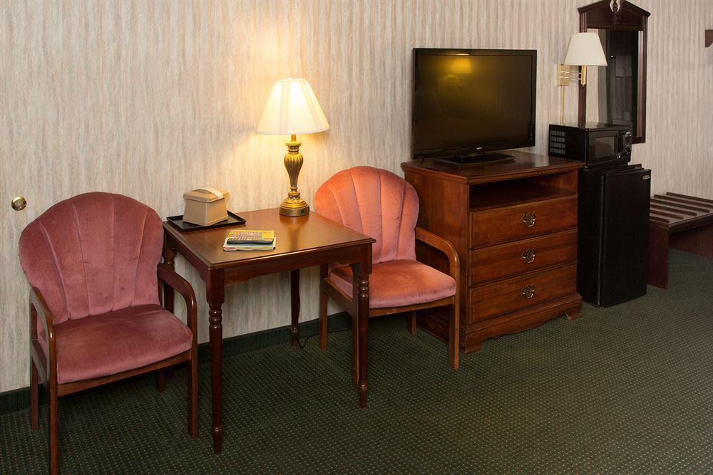 Angel Inn Near Imax, A Travelodge By Wyndham Branson Exteriör bild