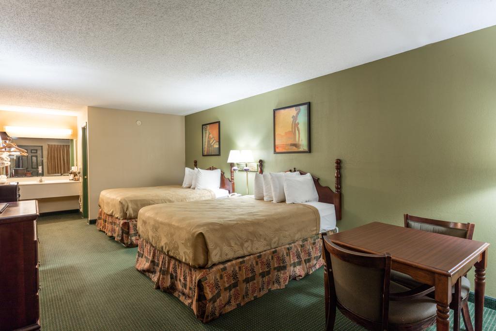 Angel Inn Near Imax, A Travelodge By Wyndham Branson Exteriör bild