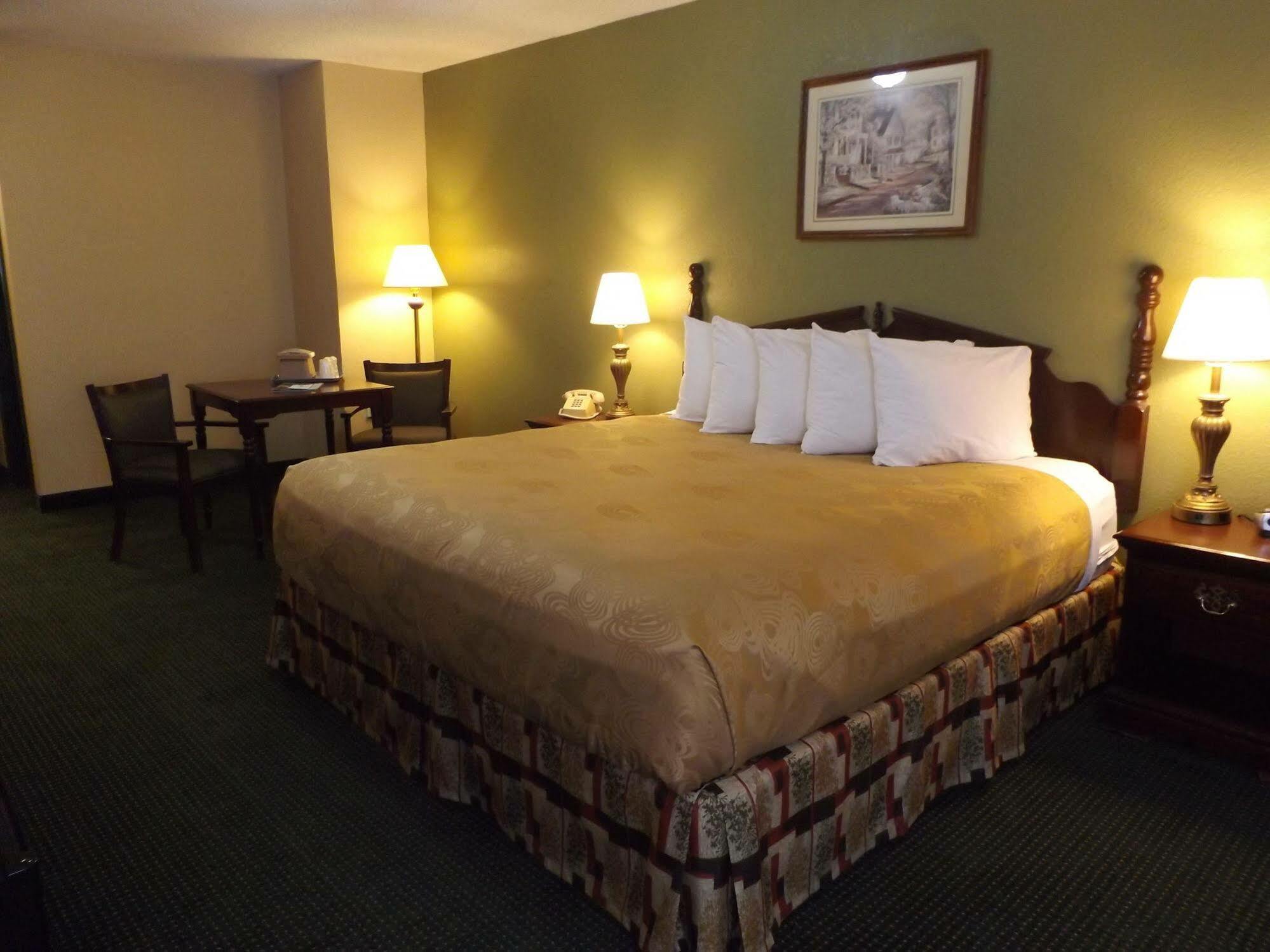 Angel Inn Near Imax, A Travelodge By Wyndham Branson Exteriör bild